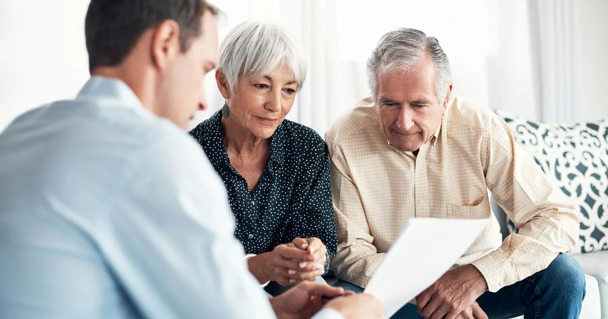 Agents and Advisors 2 Life Settlement - an advisor showing a senior couple a contract. CHOOSING A LIFE SETTLEMENT BROKER