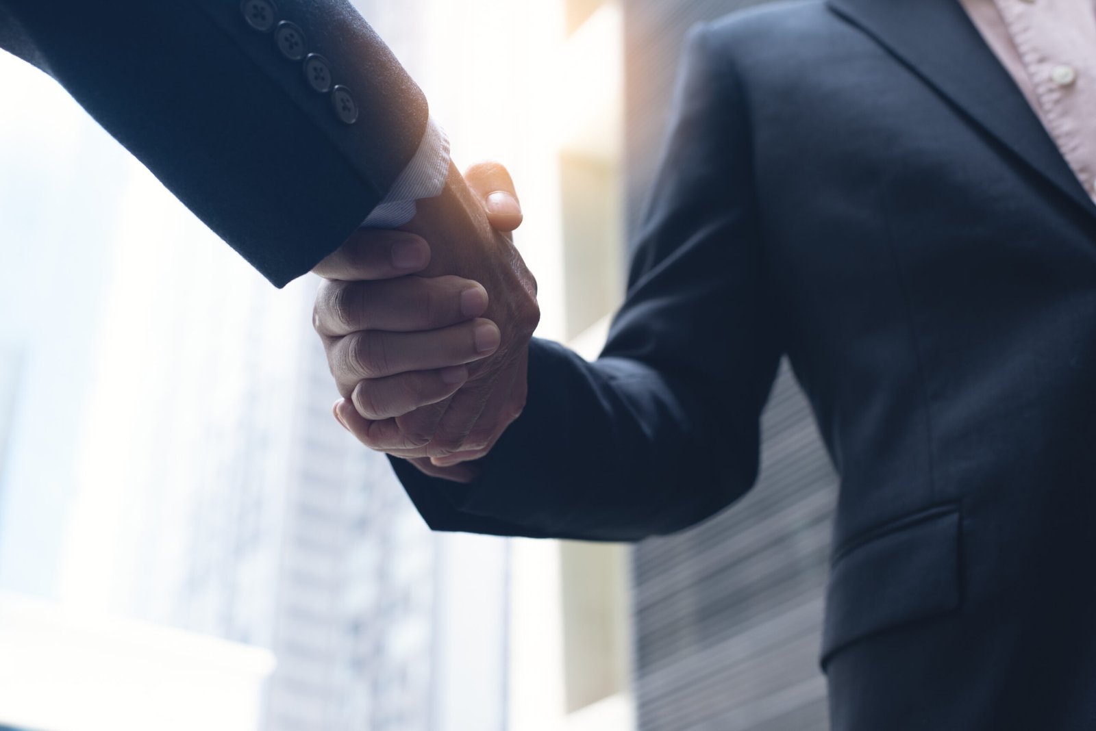 Agents and Avisors - Businessmen shaking hands in the city, WHY PARTNER WITH SUMMIT LIFE SETTLEMENTS