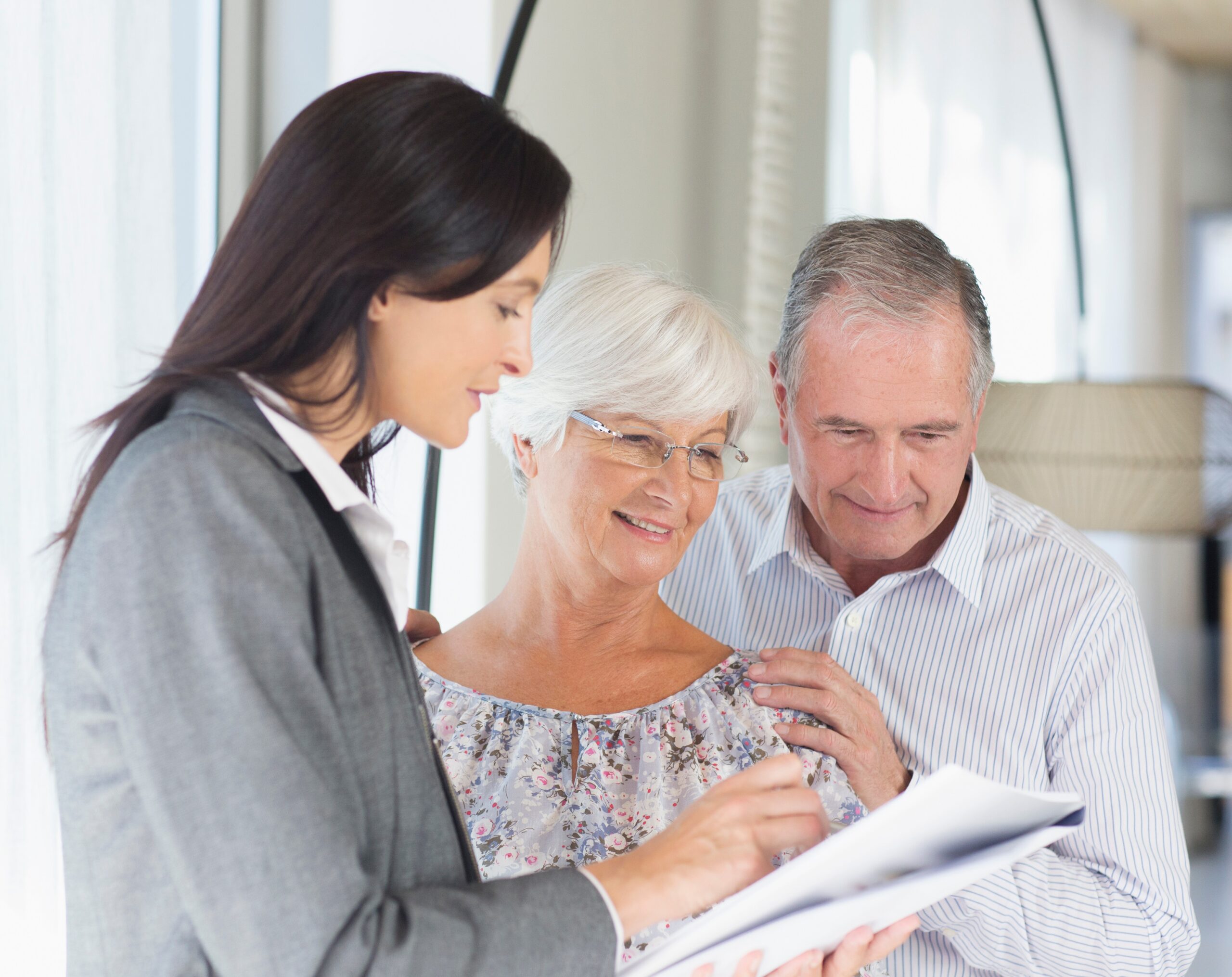 Life Settlement broker vs provider: senior couple is advised by broker about life settlement