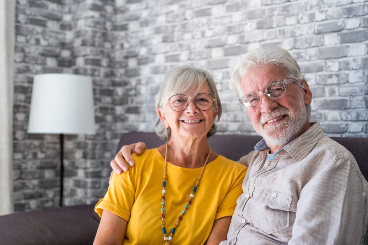 Senior couple exploring how to sell my life insurance policy for cash payout