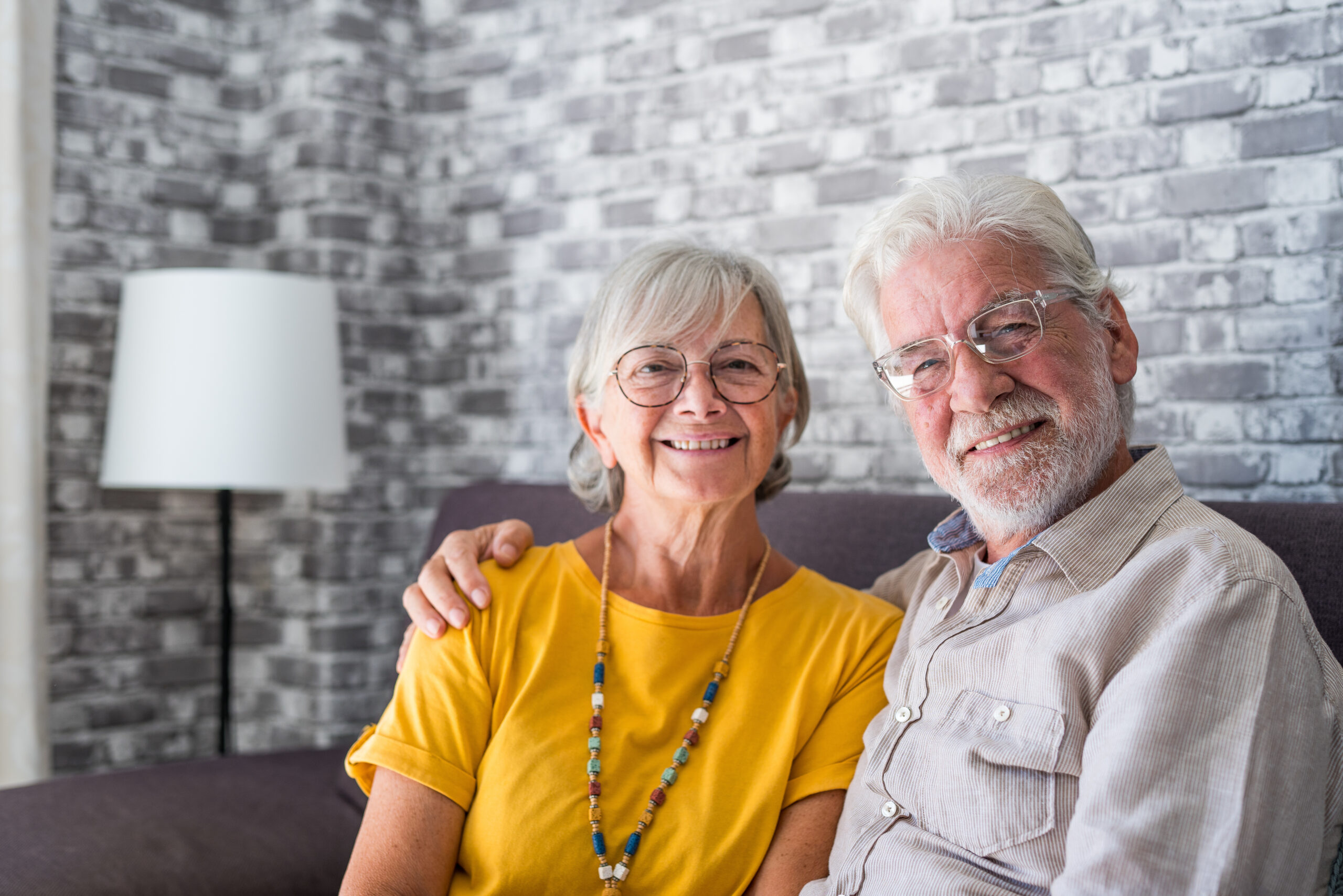 Senior couple exploring how to sell my life insurance policy for cash payout