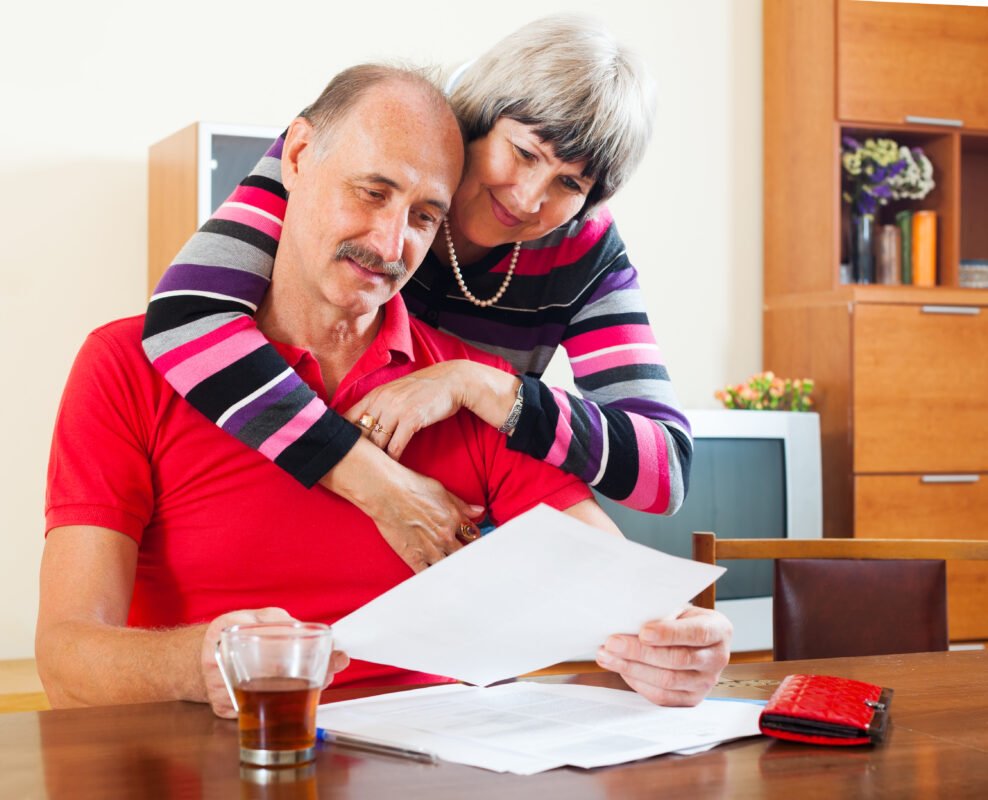 cash value life insurance: happy senior couple