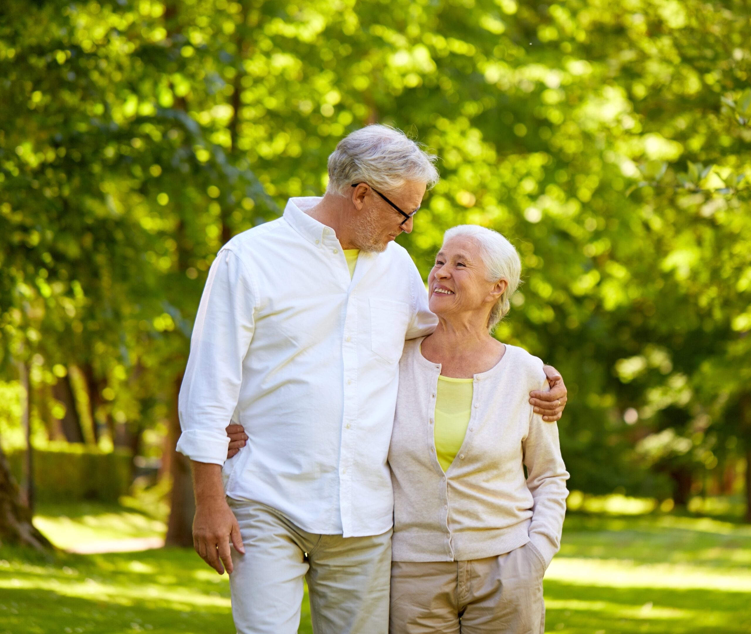 Life Settlements: happy senior couple hugging in city park