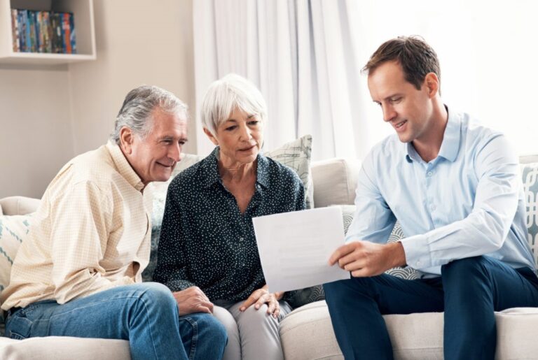 life settlement companies: happy couple with broker