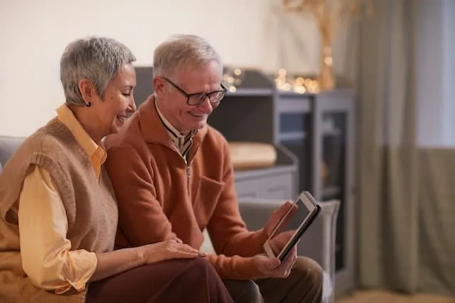 Life Settlement Companies: happy couple looking at tablet